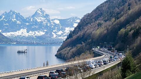 Am Gotthardtunnel ist zu Sto&szlig;zeiten stundenlange Geduld n&ouml;tig. (Archivbild)