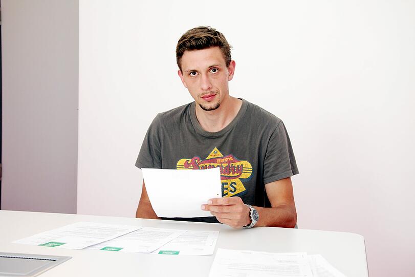 Michael Stürzer mit den diversen AOK-Schreiben.
