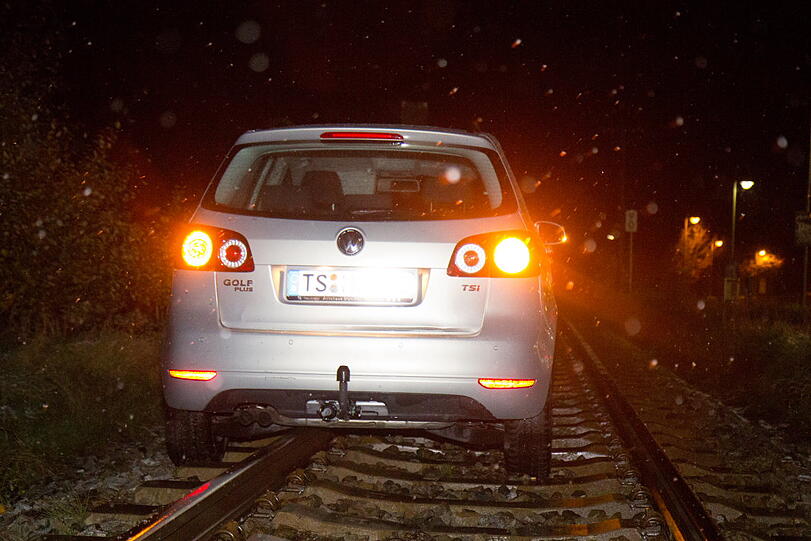 Einfach mitten auf die Gleise gelenkt: Ein Wagen steckt am Samstagabend auf den Schienen fest. Über eine Stunde dauerte die Bergung. Der Zugverkehr war gesperrt.