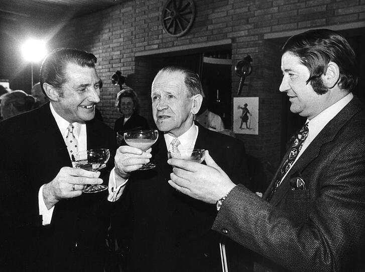 Sepp Herberger (M.) mit Fritz Walter (l.) und Helmut Rahn. Sepp Herberger (1936 bis 1964): Das Ende des 54er-Trainers war eher unrühmlich. Nach dem Viertelfinal-Aus bei der WM 1962 begann eine Schlammschlacht mit DFB-Funktionären. Herberger, der einen unbefristeten Vertrag hatte, trat 1964 zurück.