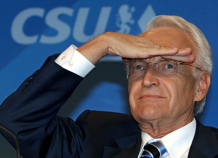 Parteichef Edmund Stoiber (CSU) schaut beim CSU-Parteitag in München in den Saal  - ein Archivfoto vom November 2005.