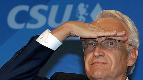 Parteichef Edmund Stoiber (CSU) schaut beim CSU-Parteitag in München in den Saal  - ein Archivfoto vom November 2005.