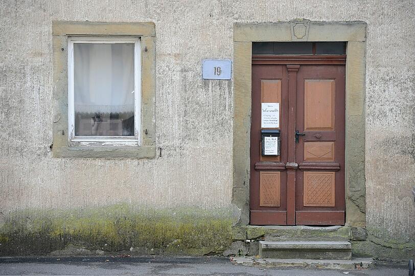 Hier soll besagte Familie leben: Der Eingang zum Haus, aufgenommen am Montag (29.10.12) in Lonnerstadt.