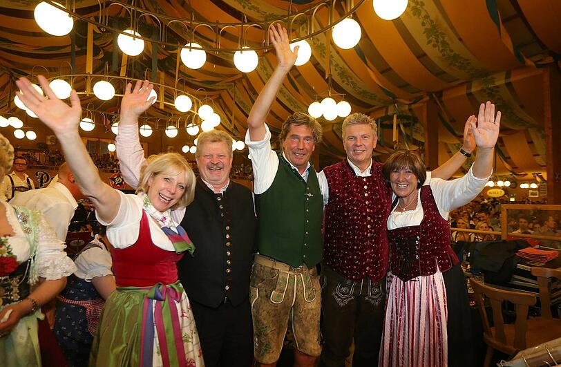 Das große Wiesn-Finale in der Bräurosl mit Bügermeister Dieter Reiter, Ehefrau Petra und Georg und Renate Heide.