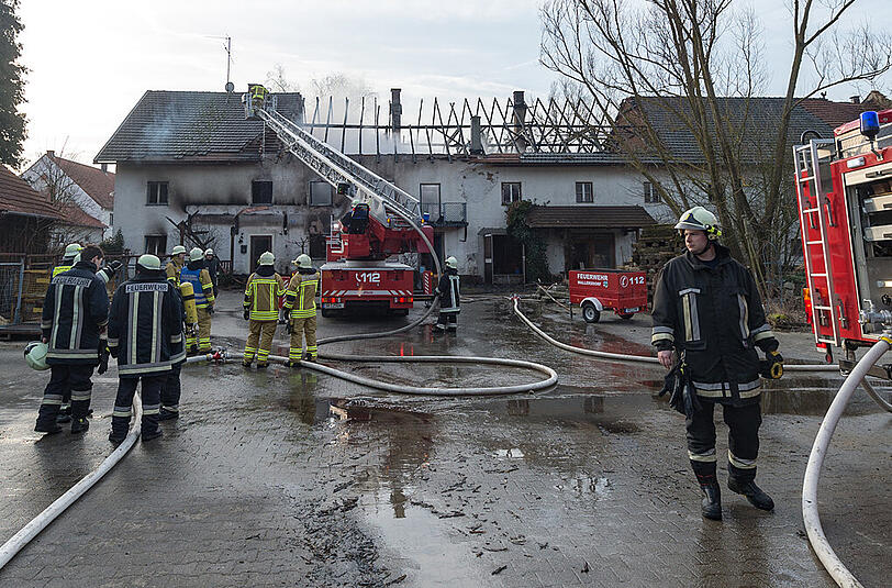 Feuerwehrleute löschen in Mallersdorf-Pfaffenberg (Bayern) ein Wohnhaus auf dem Gelände eines Bauernhofes. Bei Löscharbeiten in dem brennenden Haus haben Einsatzkräfte eine Leiche gefunden.