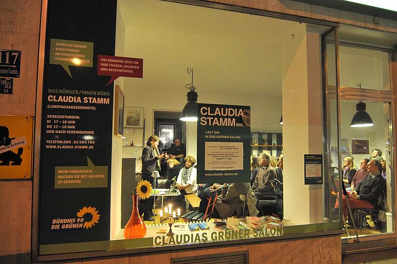 In ihrem "grünen Salon" - ihr Bürgerbüro an der Tegernseer Landstraße 117 - fühlt sich die grüne Landtagsabgeordnete Claudia Stamm daheim. Die 42-Jährige hat früher in Untergiesing gelebt, inzwischen ist sie nach Ottobrunn gezogen.