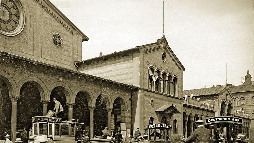 Das ist der alte Münchner Hauptbahnhof von Friedrich Bürklein im Jahr 1910. Vor ihm stehen Pferdekutschen und Omnibusse der Luxushotels (hier: Bayerischer Hof, Deutscher Hof, Roter Hahn). Während des Zweiten Weltkriegs wird er stark beschädigt, 1949 werden die einsturzgefährdeten Gebäude gesprengt. Das ist der alte Münchner Hauptbahnhof von Friedrich Bürklein im Jahr 1910. Vor ihm stehen Pferdekutschen und Omnibusse der Luxushotels (hier: Bayerischer Hof, Deutscher Hof, Roter Hahn). Während des Zweiten Weltkriegs wird er stark beschädigt, 1949 werden die einsturzgefährdeten Gebäude gesprengt.