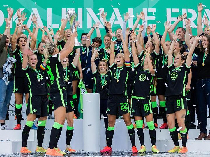 Zum insgesamt siebten Mal holen die Wolfsburger Frauen den DFB-Pokal.