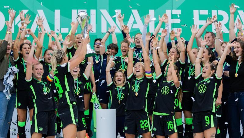 Zum insgesamt siebten Mal holen die Wolfsburger Frauen den DFB-Pokal. Zum insgesamt siebten Mal holen die Wolfsburger Frauen den DFB-Pokal.
