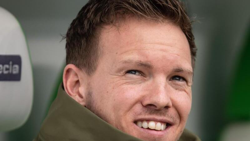 "Ich kann mir nicht vorstellen, dass Mitte Juli weitergespielt wird", sagt Nagelsmann. "Ich kann mir nicht vorstellen, dass Mitte Juli weitergespielt wird", sagt Nagelsmann.
