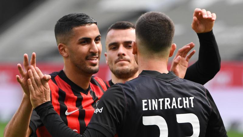 Frankfurts Aymen Barkok (l-r), Filip Kostic und Torschütze André Silva jubeln nach dessen Elfmetertor zum 1:0.