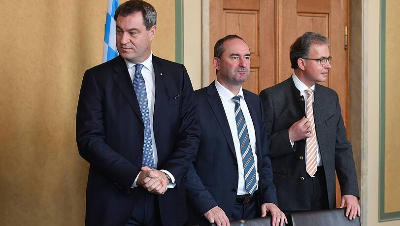 Der bayerische Ministerpräsident Markus Söder (links) mit seinem Vize Hubert Aiwanger und dem FW-Fraktionsvorsitzenden Florian Streibl.