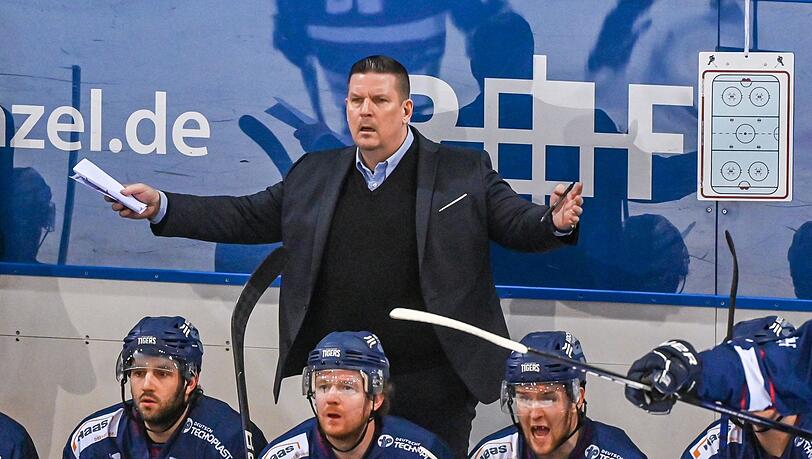 Trainer Tom Pokel von Straubing steht hinter seiner Mannschaft.