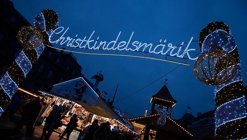 In der Elsassmetropole Straßburg gibt es Streit um die Erneuerung des Eingangsbogens zum berühmten Weihnachtsmarkt (Archivbild). In der Elsassmetropole Straßburg gibt es Streit um die Erneuerung des Eingangsbogens zum berühmten Weihnachtsmarkt (Archivbild).