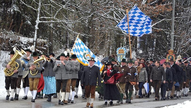 Im Jahr 1313 fand bei Gammelsdorf eine Schlacht zwischen den Habsburgern und Wittelsbachern um die Vorherrschaft in Bayern statt. Alljährlich treffen sich die Anhänger der Monarchie am ehemaligen Schlachtfeld. Im Jahr 1313 fand bei Gammelsdorf eine Schlacht zwischen den Habsburgern und Wittelsbachern um die Vorherrschaft in Bayern statt. Alljährlich treffen sich die Anhänger der Monarchie am ehemaligen Schlachtfeld.