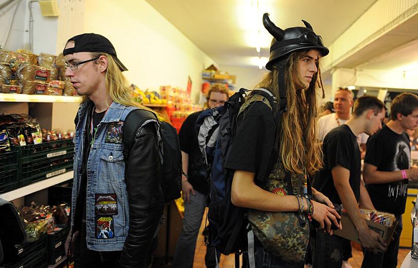Am Mittwoch kamen die meisten Fans schon angereist, um am Donnerstag das größte Metal-Festival der Welt zu feiern. Aufgrund von Regenfällen waren Teile des Festivalgeländes noch ziemlich matschig - doch wen störts? Die Metall-Fans jedenfalls nicht! Die Bilder von Anreise und erstem Abend