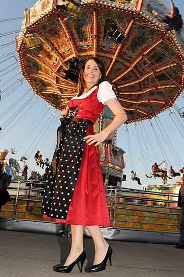 Promis auf dem Oktoberfest! Da geht dem Sportsfreund das Herzerl auf: Die Sportmoderatorinnen Britta Hofmann (Im Dirndl von Alpenprinzessin), Karolin Oltersdorf (Im Angermaier-Dirndl), Birgit Nössing (Das Dirndl) und Jessica Kastrop (Basler-Dirndl) zeigen ihre sexy Dirndl auf dem Oktoberfest. Die schönen Bilder.