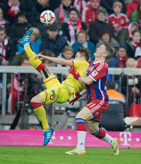 Schweinsteiger ist sofort wieder mittendrin und scheut keine Zweikämpfe.