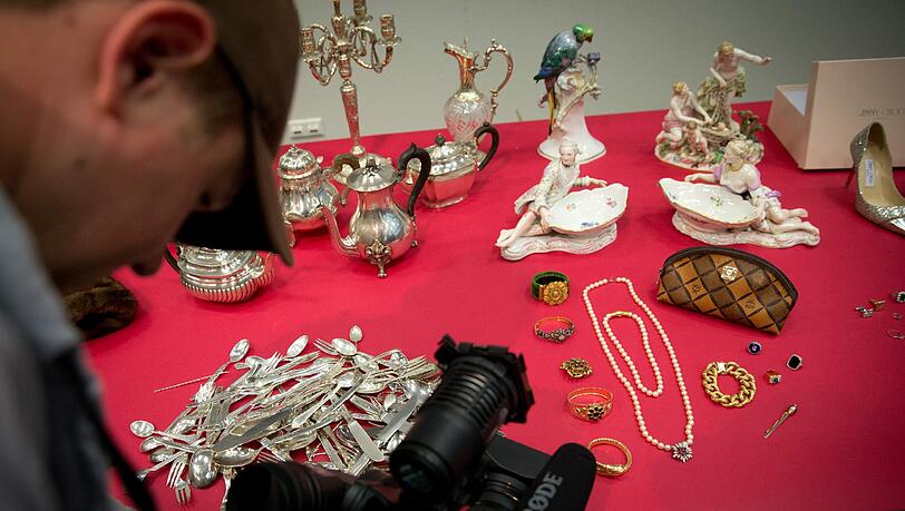 Am Tag vor Silvester haben Trickbetrüger mehrere Wertgegenstände einer Grünwalder Rentnerin erbeutet. (Archivbild) Am Tag vor Silvester haben Trickbetrüger mehrere Wertgegenstände einer Grünwalder Rentnerin erbeutet. (Archivbild)