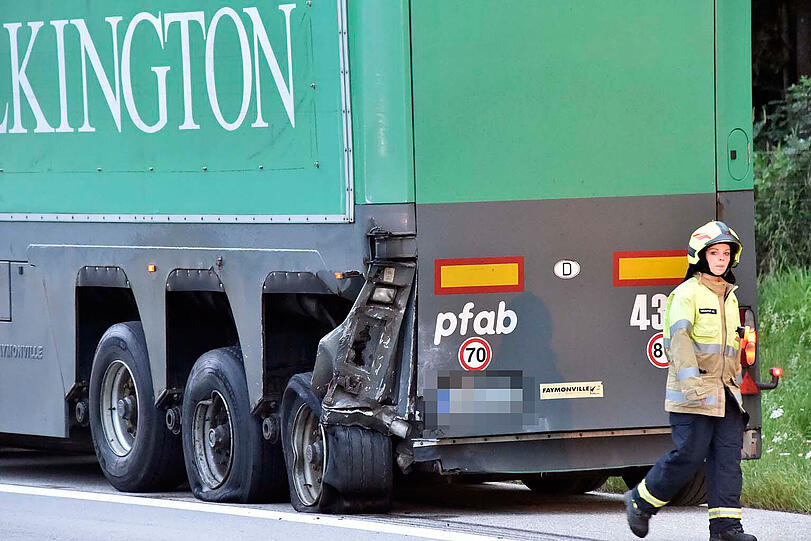 Die Bilder vom Unfall auf der A8, bei dem ein Mercedes mit einem Sattelzug kollidierte.