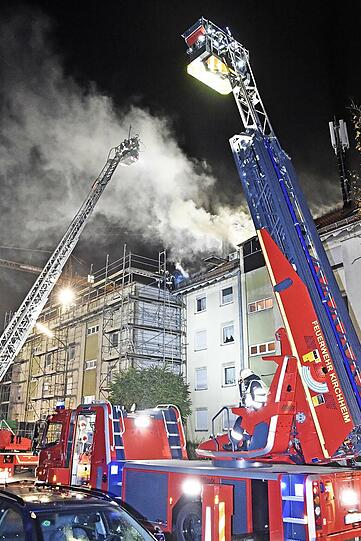 Die Einsatzkräfte mussten 40 Bewohner in Sicherheit bringen. Die Flammen hatten vom ersten Haus auf einen benachbarten Dachstuhl übergegriffen.