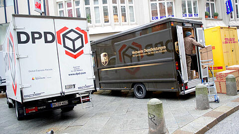 Während die Paketboten die Ware auslieferten, stiegen die Räuber in den nicht abgeschlossenen Lieferwagen ein. (Archivbild)