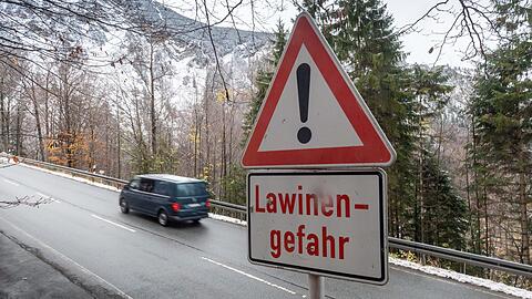 Durch den anhaltenden Regen droht sich die Lawinengefahr zu erhöhen. (Symbolbild)