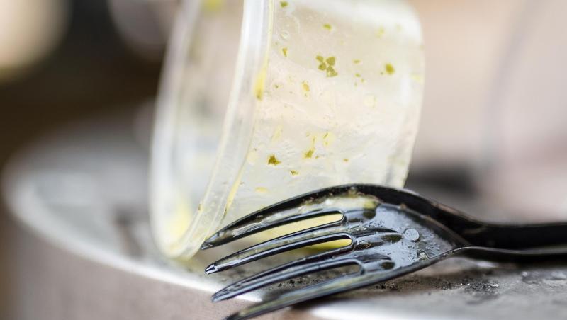 Viele Firmen folgen einem gesellschaftlichen Trend zu mehr Nachhaltigkeit und verbannen Plastikprodukte aus ihren Kantinen. Viele Firmen folgen einem gesellschaftlichen Trend zu mehr Nachhaltigkeit und verbannen Plastikprodukte aus ihren Kantinen.