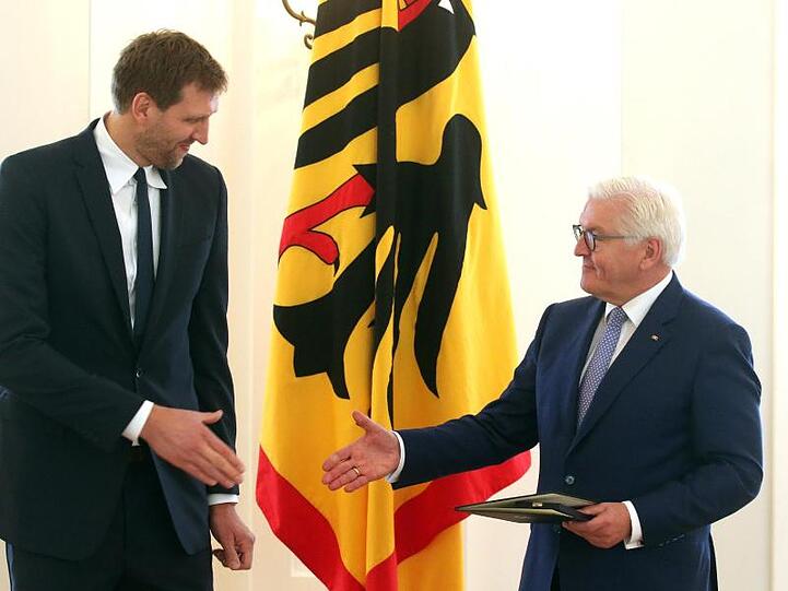 Bundespräsident Frank-Walter Steinmeier verlieh Dirk Nowitzki den Verdienstorden der Bundesrepublik Deutschland.