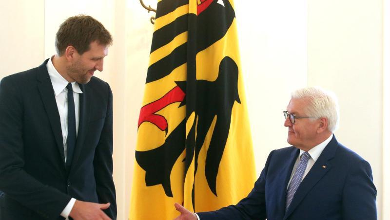 Bundespräsident Frank-Walter Steinmeier verlieh Dirk Nowitzki den Verdienstorden der Bundesrepublik Deutschland. Bundespräsident Frank-Walter Steinmeier verlieh Dirk Nowitzki den Verdienstorden der Bundesrepublik Deutschland.