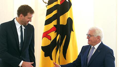 Bundespräsident Frank-Walter Steinmeier verlieh Dirk Nowitzki den Verdienstorden der Bundesrepublik Deutschland.