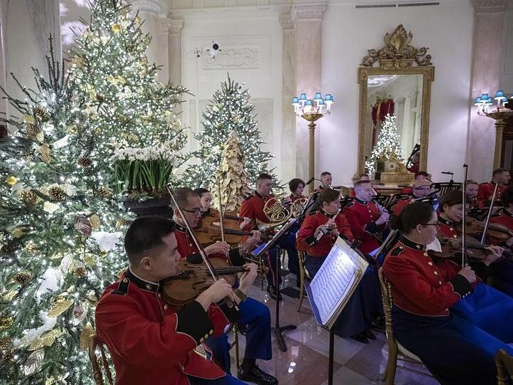 Die Marineinfanterie-Band "President's Own" spielt im "Grand Foyer" des Weißen Hauses auf.