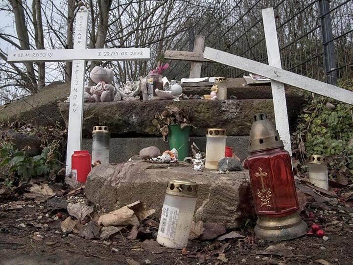 Holzkreuze, Grablichter und Engelsfiguren aus Gips erinnern an einer improvisierten Gedenkstätte an die getötete Susanna.