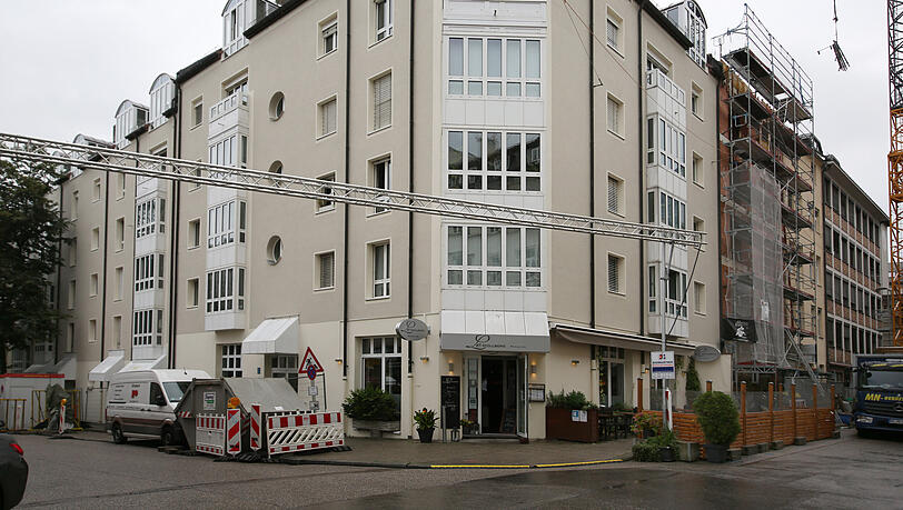 1. Stollbergstraße 2: Im Stollberg Plaza hatte Freddie Mercury die beiden Appartments Nummer 251 und 252. Ein paar Meter weiter wohnte seine Freundin, die Schauspielerin Barbara Valentin. 1. Stollbergstraße 2: Im Stollberg Plaza hatte Freddie Mercury die beiden Appartments Nummer 251 und 252. Ein paar Meter weiter wohnte seine Freundin, die Schauspielerin Barbara Valentin.