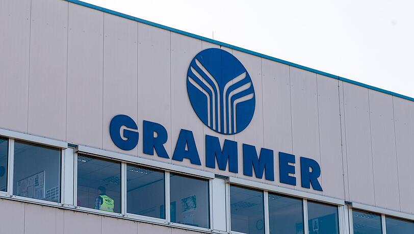 Das Logo von Grammer ist an einem Gebäude auf dem Werksgelände des Autozulieferers zu sehen.