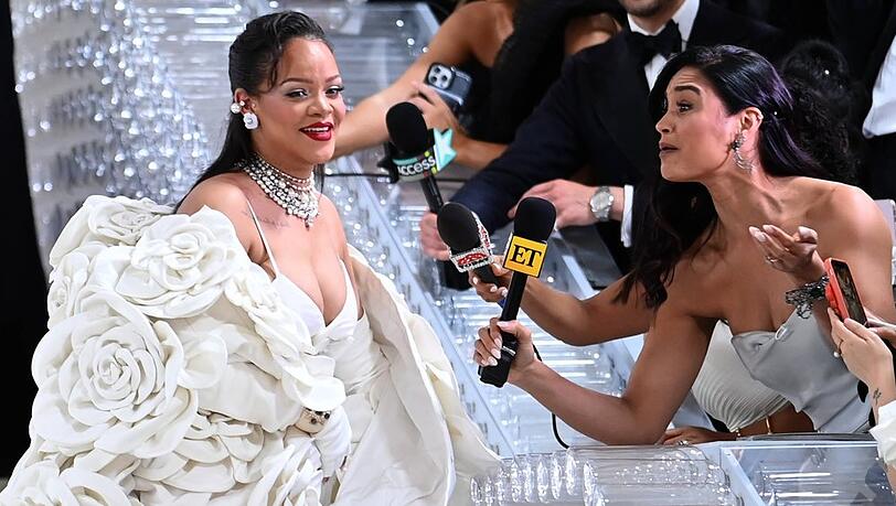 Rihanna (l.) plaudert auf der Met Gala aus dem Nähkästchen.