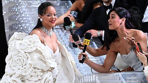 Rihanna (l.) plaudert auf der Met Gala aus dem Nähkästchen.
