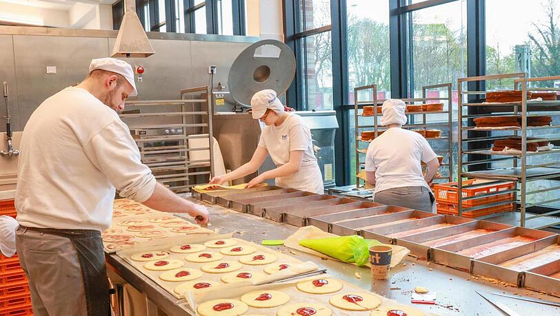 In der Konditorei stehen die Zeichen gerade auf Erdbeeren. Vom Gehsteig aus kann man sehen, wie die Erdbeerkuchen produziert werden. In der Konditorei stehen die Zeichen gerade auf Erdbeeren. Vom Gehsteig aus kann man sehen, wie die Erdbeerkuchen produziert werden.