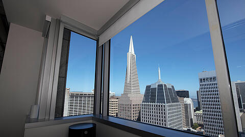 Die Spitze der Transamerica Pyramide, das Wahrzeichen von San Francisco: In dieses bekannte Gebäude hat eine bayerische Behörde, die das Innenministerium beaufsichtigt, deutsches Pensionsgeld von fast drei Millionen Versicherten gesteckt.