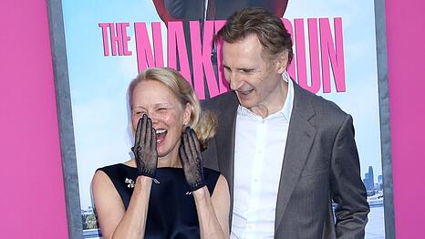 Pamela Anderson und Liam Neeson auf dem roten Teppich in New York City im vergangenen Juli.