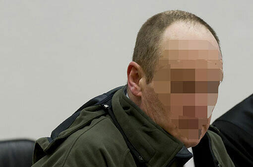 22. September: Ein 46 Jahre alter Familienvater aus dem Landkreis Günzburg wird vom Landgericht Memmingen zu einer Freiheitsstrafe von sieben Jahren und zwei Monaten verurteilt. Der Mann hatte sich jahrelang an zwei seiner vier Töchter vergangen. Die jüngere Tochter war zu Beginn der Übergriffe noch minderjährig, die ältere brachte zwei Kinder von ihrem Peiniger zur Welt und erlitt eine Fehlgeburt.