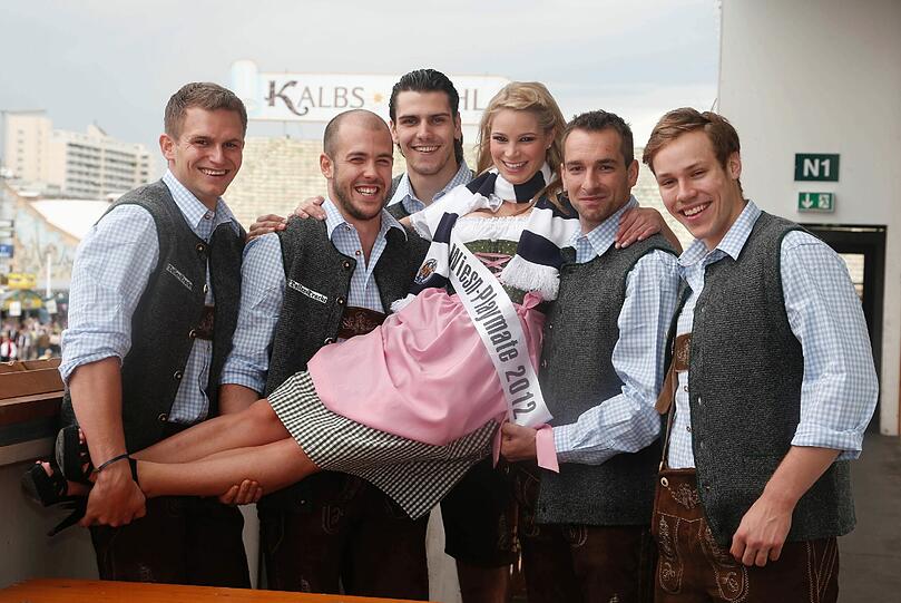 Starke Typen, schöne Frau - die EHC-Spieler mit Wiesn-Playmate Kathrin Göppert in der Bräurosl.