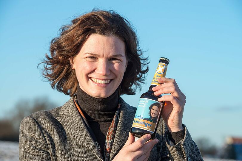 Tanja Schweiger, Kandidatin der Freien Wähler für die Landratswahl im Kreis Regensburg präsentiert in Pettendorf eine Flasche "Tanja Schweiger Bier".