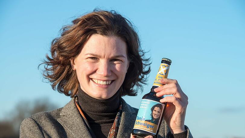 Tanja Schweiger, Kandidatin der Freien Wähler für die Landratswahl im Kreis Regensburg präsentiert in Pettendorf eine Flasche "Tanja Schweiger Bier". Tanja Schweiger, Kandidatin der Freien Wähler für die Landratswahl im Kreis Regensburg präsentiert in Pettendorf eine Flasche "Tanja Schweiger Bier".