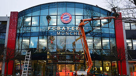An der Geschäftsstelle des FC Bayern weihnachtet es sehr! Die Fassade wird geschmückt.