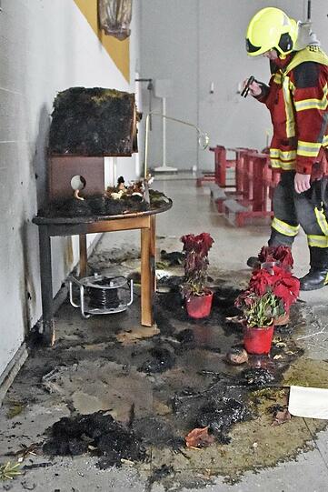 Der Christbaum in der Kirche fing Feuer und griff auf die danebenstehende Krippe über. Die Feuerwehr konnte den Brand allerdings schnell löschen.