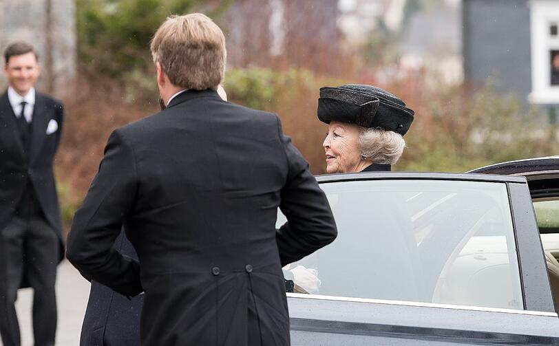 Prinzessin Beatrix der Niederlande (r) steigt mit König Willem-Alexander der Niederlande (vorne) aus dem Auto.