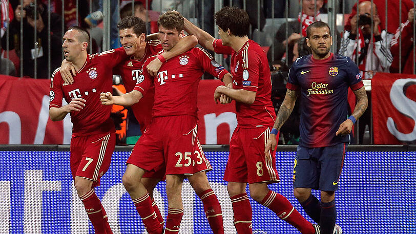 Jubel beim FC Bayern: Die Münchner gewinnen im Hinspiel des Champions-League-Halbfinals mit 4:0 gegen den FC Barcelona. Das Spiel ist auf den Tag genau fünf Jahre her. Klicken Sie sich durch die Bilder.