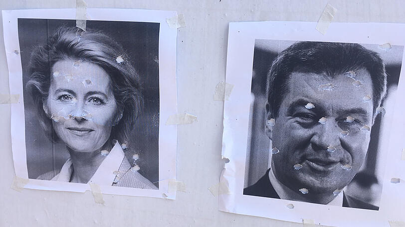 Die durchlöcherten Fotos der Politiker in Nürnberg.