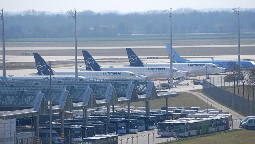 Zur Zeit ist der Flughafen zum großen Teil ein Parkplatz für Flieger.